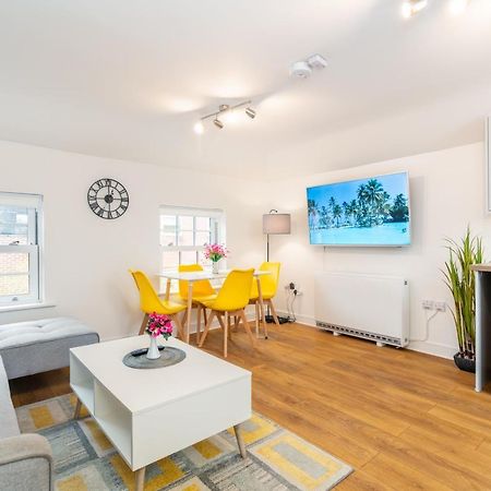 Town Center Apartment With 55” Smart Tv+Netflix Andover Exterior foto